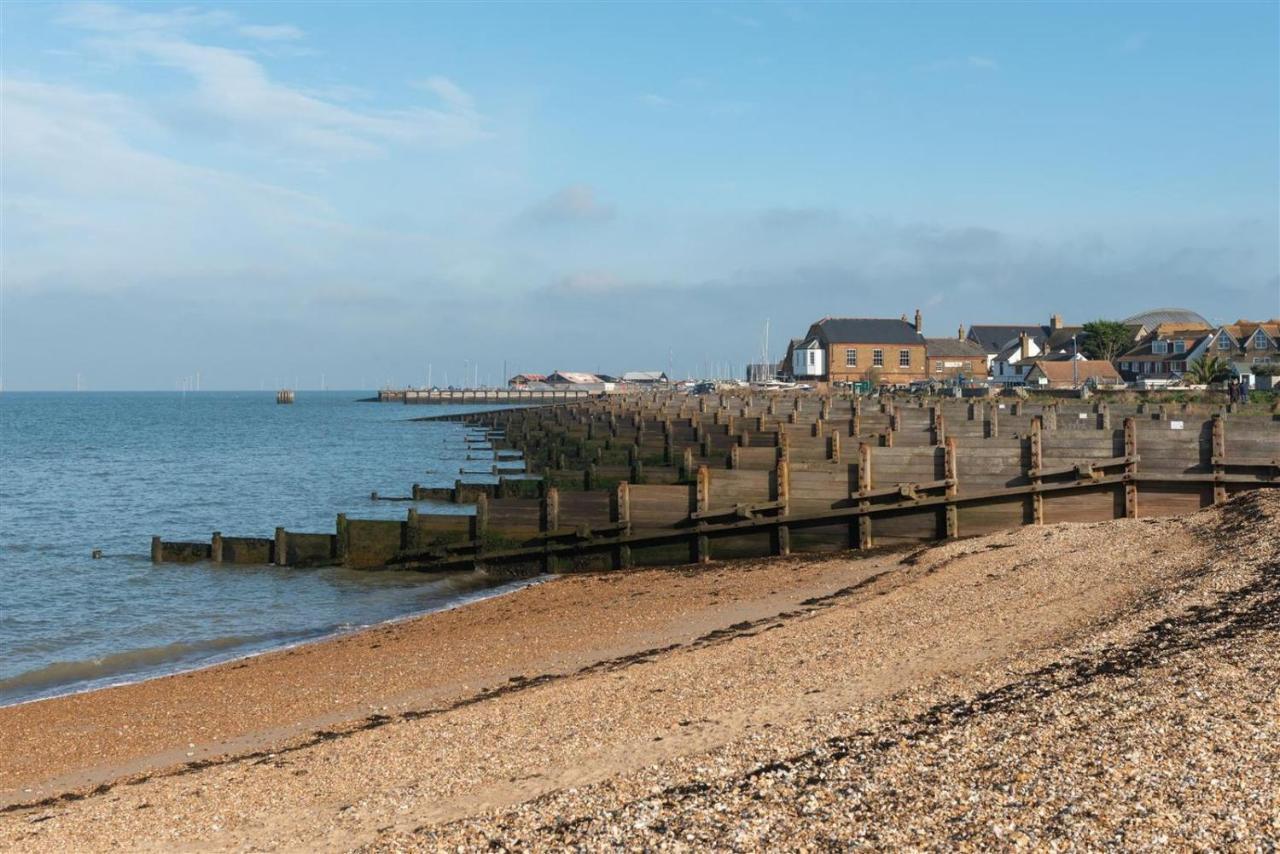 Home With Sea Views Next To The Beach! Whitstable Eksteriør billede